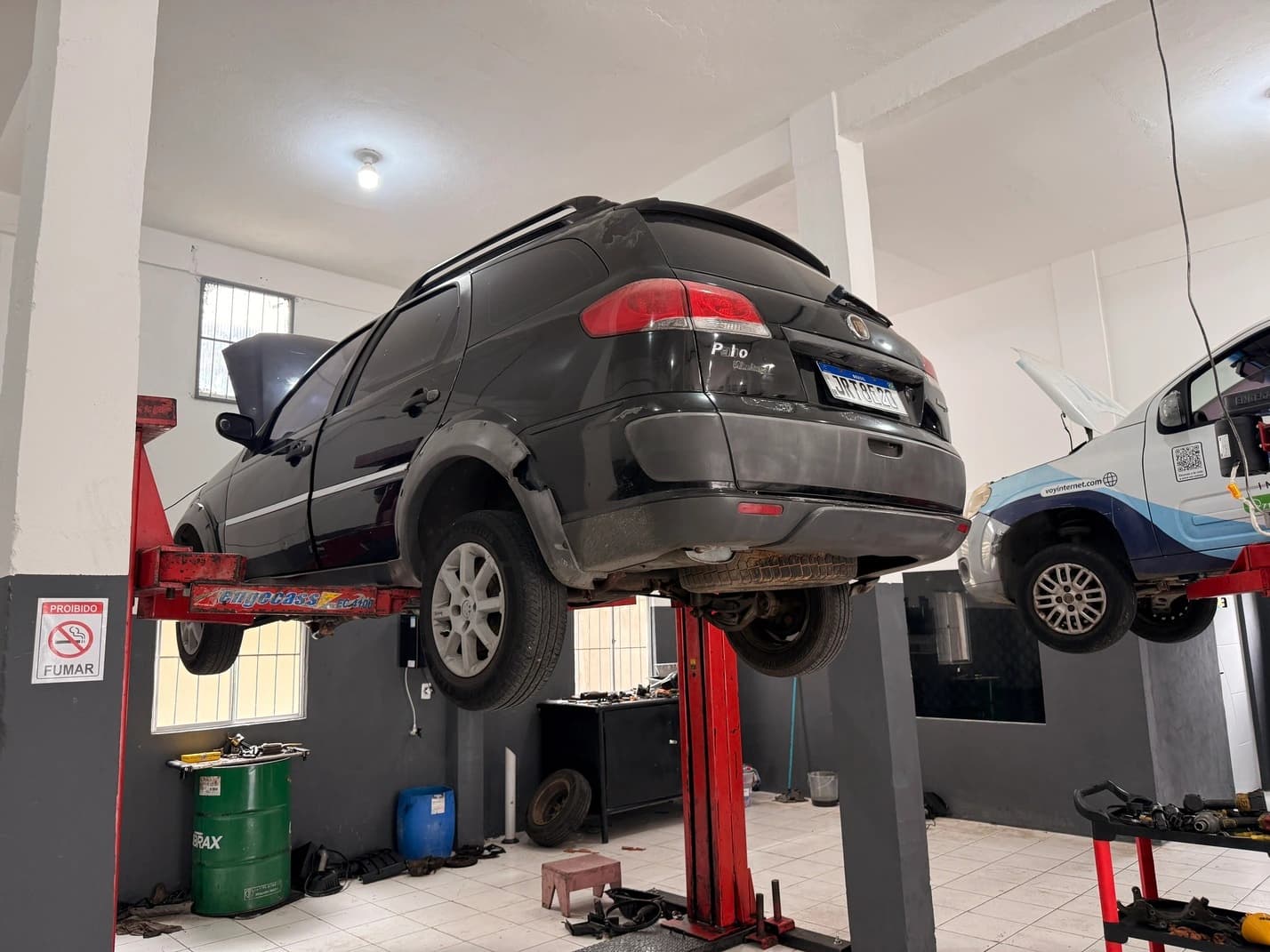 Box de atendimento e elevador da nova unidade da JT Car.