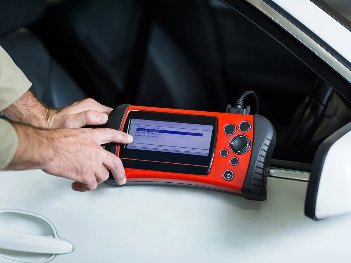 Scanner automotivo conectado ao veículo na JT Car em Salvador.