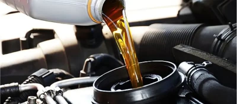 Troca de óleo do câmbio automático sendo realizada na JT Car.