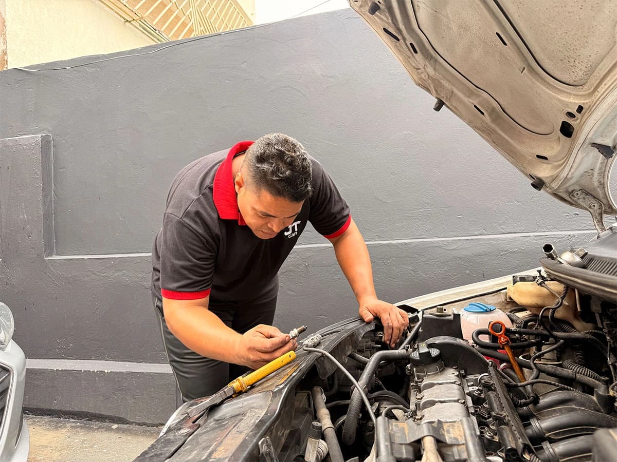 Revisão automotiva completa em andamento no box da JT Car.